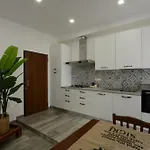 Kennedy Family Apts 알게로